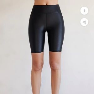 Carbon38 Bike short in Takara shine